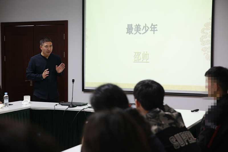 E:shi\u65b0媒体推送\u6d66东检察.23未检“风雨回归 青春闪耀”活动\u7167片\u7167片（修）\u8001师给学生分享最美少年的故事_副本.jpg