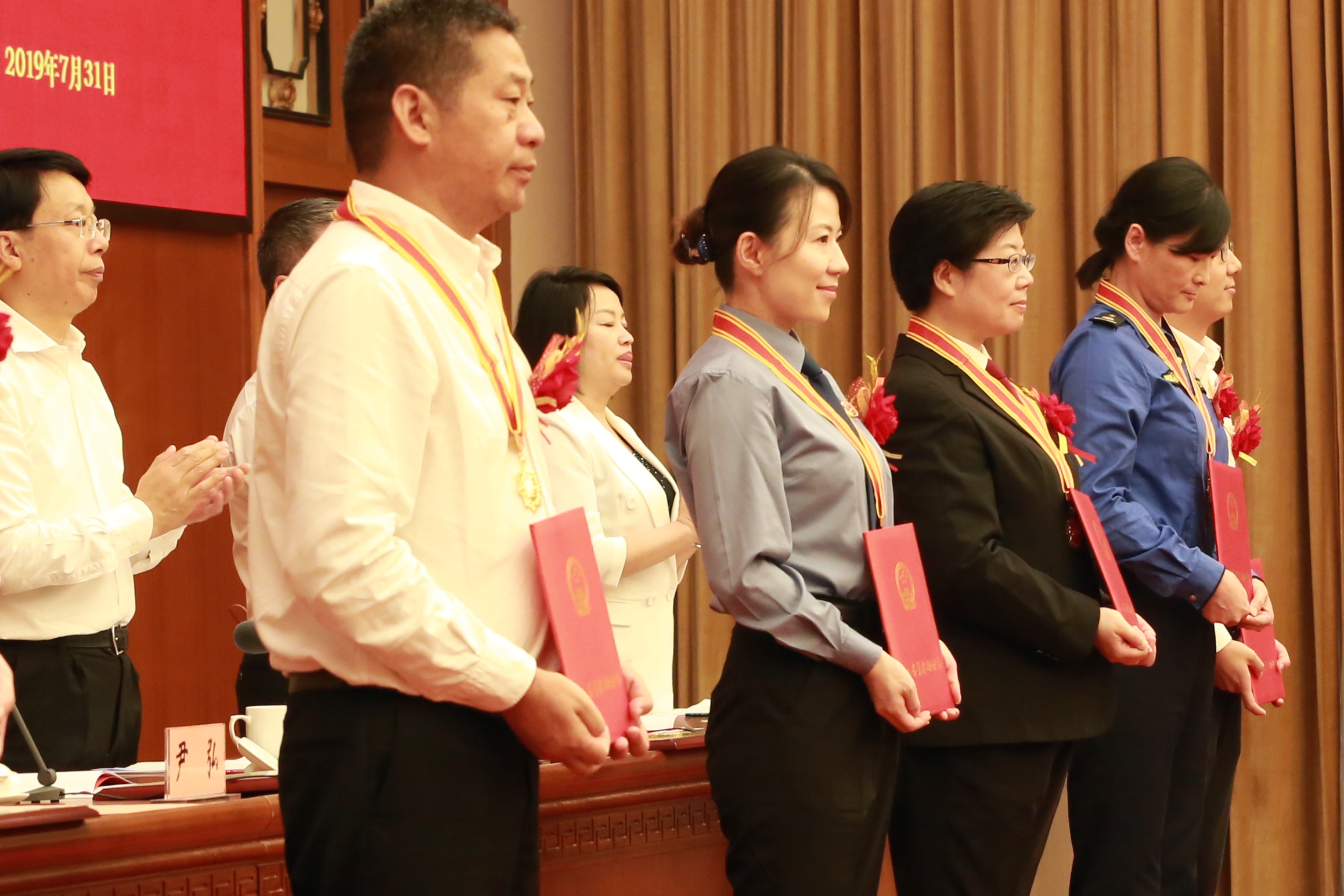 E:shi\u65b0媒体推送\u6d66东检察\u4eba民满意的公务员.jpg