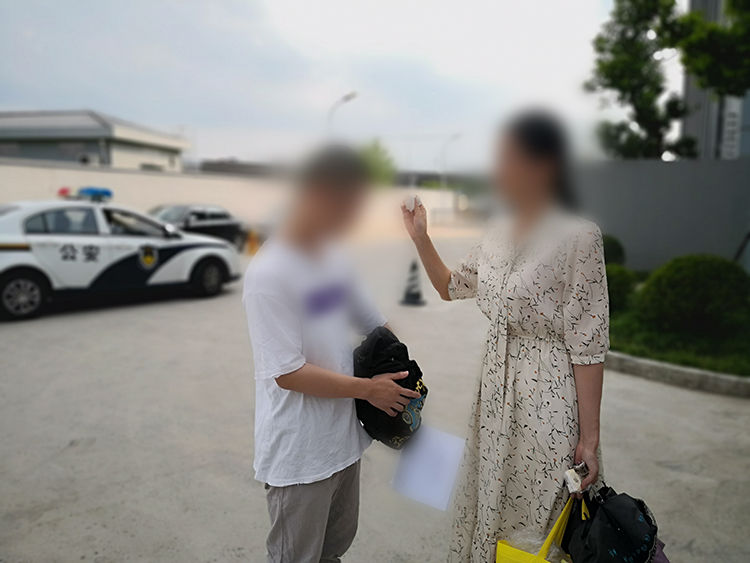 C:UsersDellDesktop\u88ab释放的孩子看到母亲流下泪水，母亲为孩子擦泪.jpg