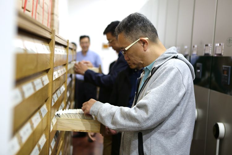 E:shi\u53d1外网B5内转外\u4e0a海市“样板档案室”考察组赴浦东新区院实地走访考察\u6837板档案室.jpg