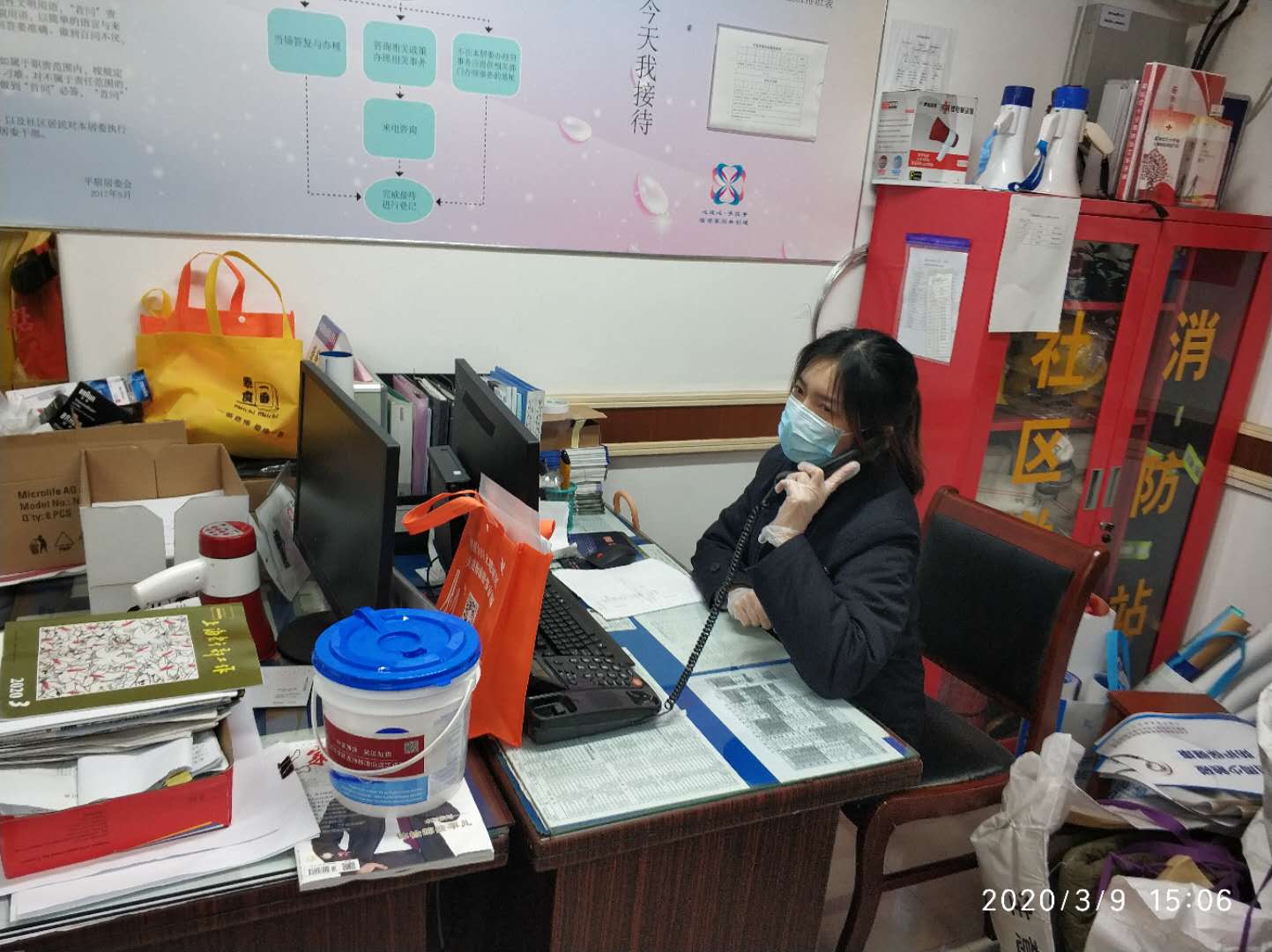 区检察院龚雯蓉帮助平眉居委会联系居民买口罩.jpg