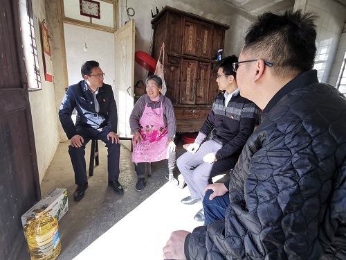 崇明检察院第二党支部开展“一个支部一件实事”暨党员结对帮困活动1.jpg