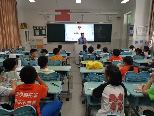 崇明检察院未成年人检察官办案组开展暑期法治宣讲1.jpg