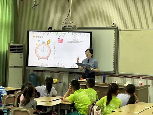 崇明检察院未成年人检察官办案组开展暑期法治宣讲2.jpg