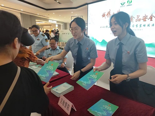 崇明检察院干警就食品安全问题开展宣传咨询活动.jpg