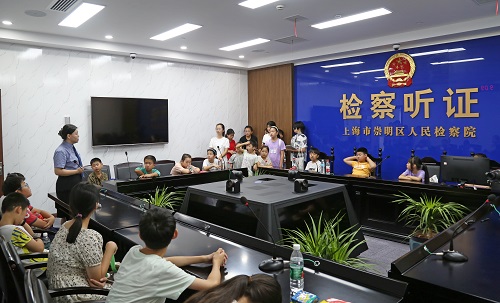 崇明检察院未检办案组联合暑期假日学校开展检察开放日活动1.jpg