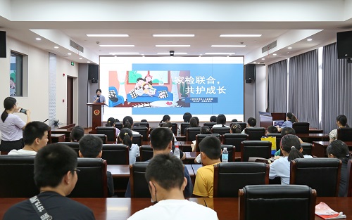 崇明检察院未检办案组联合暑期假日学校开展检察开放日活动2.jpg